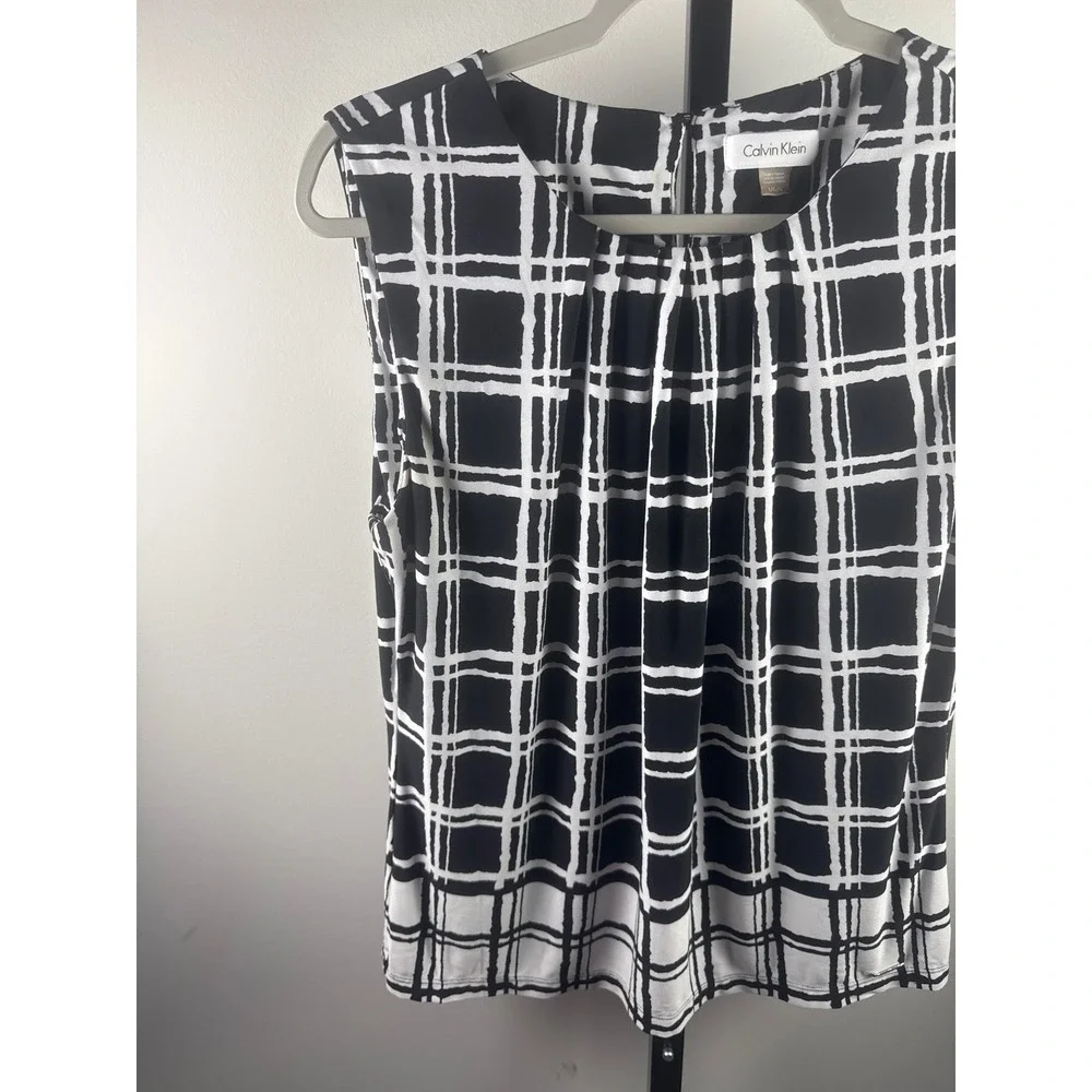 Calvin Klein Sleeveless Top Women L Black White Excellent Pleated Shell Blouse - Picture 2 of 7